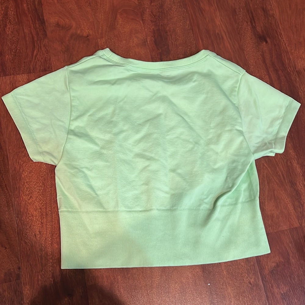 size medium OFFLINE By Aerie Sidewalk Seamless green Cropped T-Shirt - Picture 2 of 3